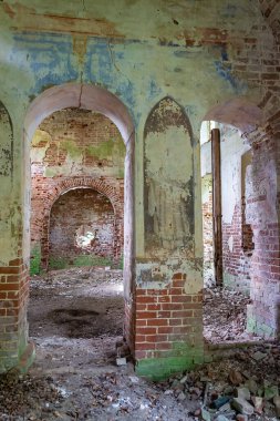 1830 'da inşa edilen terk edilmiş bir Ortodoks kilisesi olan Novografskoye Köyü Kilisesi, Kostroma Bölgesi, Rusya