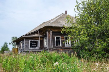 Rusya 'nın Kostroma bölgesinde terk edilmiş bir köyde yıkılmış evler