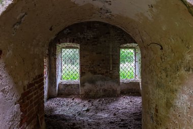 1803 'te Rusya' nın Kostroma bölgesinde inşa edilen terk edilmiş bir tapınağın içinde, Smolnitsa köyü kilisesi.