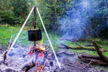 Kamp ateşinin üzerinde kamp kurmuşlar.