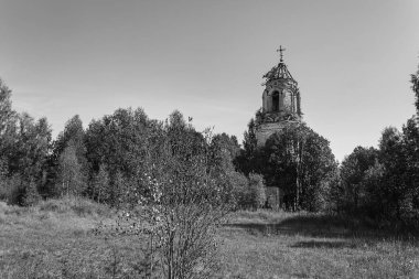 yıkılmış Ortodoks kilise manzarası, Arseniev Sloboda yolu, Kostroma bölgesi, Rusya, inşaat yılı 1809, fotoğraf 2021