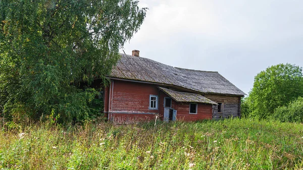 Rusya Nın Kostroma Bölgesinde Terk Edilmiş Bir Köyde Yıkılmış Evler — Stok fotoğraf