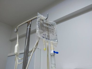 Türkiye hastanesindeki tuz torbasında% 0.9 sodyum klorür izotonik çözeltisi. Metal ayakta kesme yolu ile tuz çözeltisi. Tıbbi malzemeler. Türkiye - 6 Eylül 2021