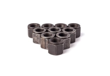 Beyaz arka planda izole edilmiş metal fındık yığını. Fotokopi alanı olan bir kadın delisi. Ağır uğursuz ceviz..