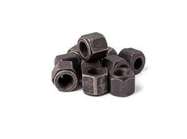 Beyaz arka planda izole edilmiş bir grup metal ceviz. Ağır büyü delisi. Fotokopi alanı olan bir kadın delisi. Daha Fastener