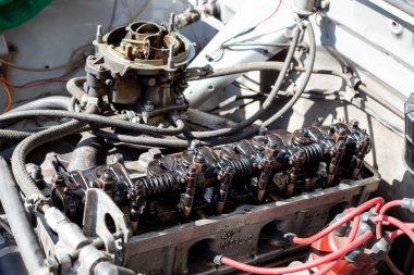 Parçalanmış karbüratör motoru. Motoruna rockçı şaftı monte edilmiş silindir başlı. DIY onarımı. vana ayarı.