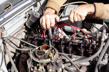 Tamirci eski motordaki gaz dağıtım mekanizmasını tamir etmek için tork anahtarı kullanıyor. Parçalanmış karbüratör motoru. DIY silindir kafasını kam mili ile onar