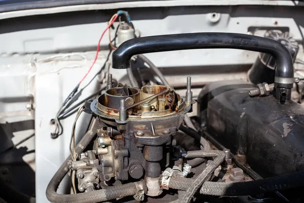 Carburateur démonté sur vieux moteur sans dessus et filtre à air. Moteur carburateur Entretien et réparation. Système de nettoyage de carburant. Gros plan. — Photo