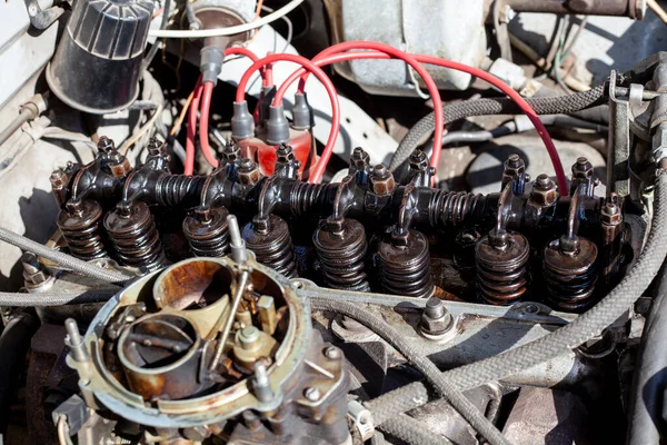 Gedemonteerde carburateur motor. Cilinderkop met rocker as geïnstalleerd op de motor. Doe-het-zelf reparatie. klepinstelling. — Stockfoto