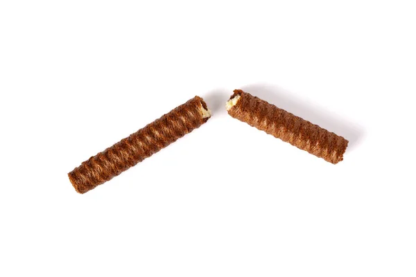 Braune Waffelrolle isoliert auf weißem Hintergrund. Broken Chocolate wafer roll stick. Nahaufnahme von oben — Stockfoto