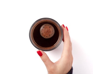 Kırmızı mat manikürlü kadın eli bir bardak kahve tutuyor. Beyaz arka planda izole edilmiş. Kapatın. Kahve konseptinin tadını çıkar.