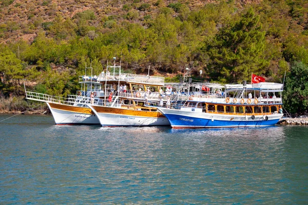 AEgian adalarına deniz gezisi için turist bekleyen demirli gezi tekneleri. Türkiye, Marmaris - 9 Eylül 2021