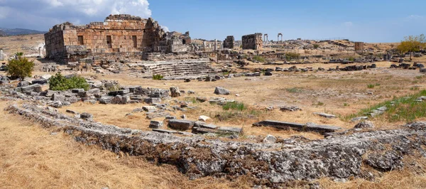 Denizli 'deki Hierapolis antik kentinin kalıntıları. Arkeolojik alanda yıkılmış duvarlar ve taşlar. Panoramik görünüm