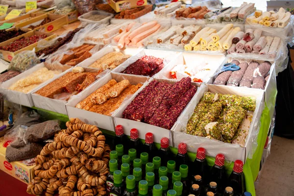 トルコのバザール市場でトルコの喜びやルカムスイーツを予約しました トルコのストリートマーケットでは 取引ルカムが展開しています 写真の左隅に選択的な焦点 — ストック写真