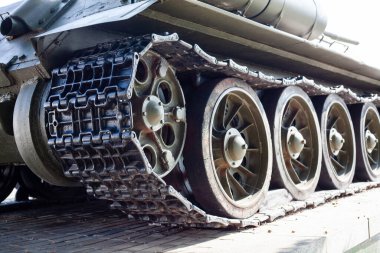 Tankın izleri yakın görüş alanında. Sovyet tankının ağır metal şasesi.
