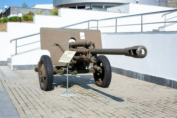 Artillerikanon från andra världskriget i friluftsmuseet. Marskalk Konevs Höjdmonument — Stockfoto