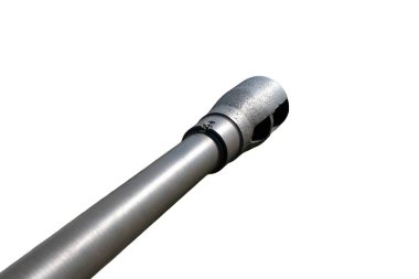 Topçu tüfeği namlusu beyaza yakın mesafeden izole edilmiş. Top namlusunda namlu freni yeşil