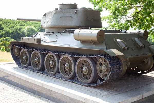 Szovjet tank a második világháborúból T-34-85. Közepes tank a szabadtéri múzeumban. Konev Height rendőrbíró. Régi katonai jármű. — Stock Fotó