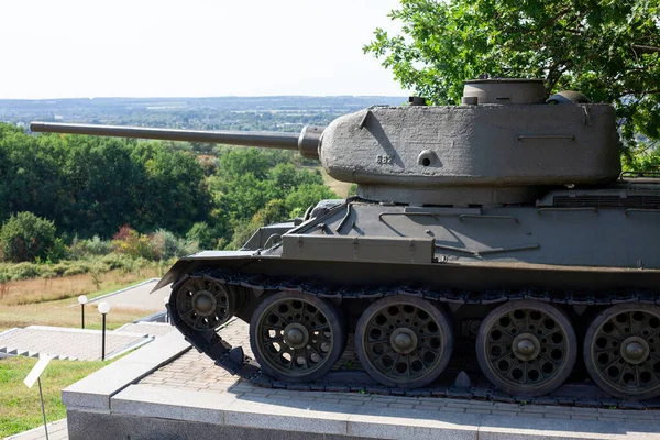 Szovjet tank a második világháborúból T-34-85. Közepes tank a szabadtéri múzeumban. Konev Height rendőrbíró. Régi katonai jármű. — Stock Fotó