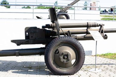 2. Dünya Savaşı 'ndan kalma topçu tüfeği açık hava müzesinde. Yan görünüş ve yakın çekim. Mareşal Konev Height Anıtı