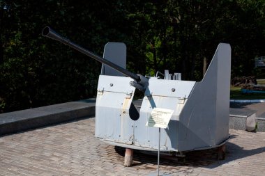 İkinci Dünya Savaşı 'ndan kalma uçaksavar silahı Sovyetler Birliği' nde üretildi. Açık hava müzesinde sergi. Marshal Konev Anıtı.