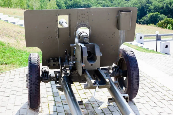 Pistola de artillería de la Segunda Guerra Mundial en museo al aire libre. Monumento a la Altura del Mariscal Konev —  Fotos de Stock