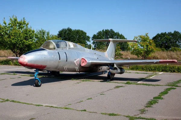 Avion d'entraînement Aero L-29 Delfin produit en Tchécoslovaquie exposé dans le musée de la Seconde Guerre mondiale. — Photo