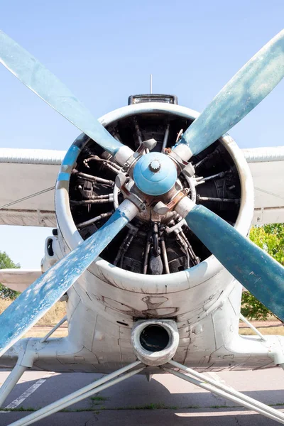 Velho motor de avião de perto. Motor radial de uma aeronave a hélice. Hélices no nariz da aeronave — Fotografia de Stock