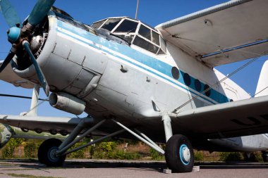 Eski Sovyet çift kanatlı uçak Antonov AN-2 açık hava müzesindeki sergi alanına park etti. Ukrayna, Harkov yakınlarındaki Mareşal Konev Height Anıtı.