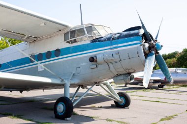 Eski Sovyet çift kanatlı uçak Antonov AN-2 açık hava müzesindeki sergi alanına park etti. Ukrayna, Harkov yakınlarındaki Mareşal Konev Height Anıtı.