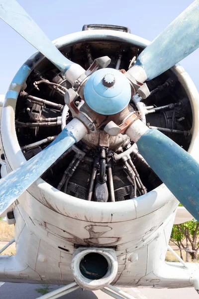 Oude vliegtuigmotor dicht. Radiale motor van een propellervliegtuig. Propellers op de neus van het vliegtuig — Stockfoto