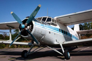 Eski Sovyet çift kanatlı uçak Antonov AN-2 açık hava müzesindeki sergi alanına park etti. Ukrayna, Harkov yakınlarındaki Mareşal Konev Height Anıtı.
