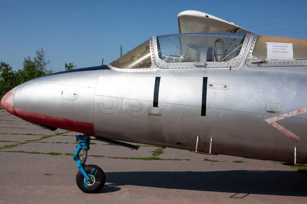 Avion d'entraînement Aero L-29 Delfin produit en Tchécoslovaquie exposé dans le musée de la Seconde Guerre mondiale. — Photo