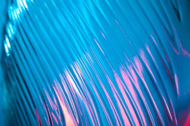 Mavi ve pembe ışıkla aydınlatılmış soyut tırtıklı camlar. Işıkla hacim oluşturuluyor. Kopyalama alanı olan soyut arkaplan