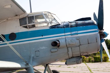Eski Sovyet çift kanatlı uçak Antonov AN-2 açık hava müzesindeki sergi alanına park etti. Ukrayna, Harkov yakınlarındaki Mareşal Konev Height Anıtı.