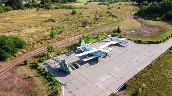 Velhos aviões soviéticos e helicópteros estacionados na área de exposição em museu ao ar livre. Drone vista foto. Marechal Konev Altura Memorial perto de Kharkov, Ucrânia. — Fotografia de Stock