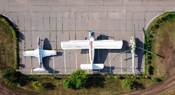 Velhos aviões soviéticos e helicópteros estacionados na área de exposição em museu ao ar livre. Drone vista foto. Aeronaves militares abandonadas. — Fotografia de Stock