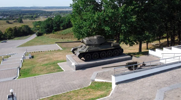Szovjet tank a második világháborúból T-34-85. Közepes tank a szabadtéri múzeumban. Konev Height rendőrbíró. Régi katonai jármű. — Stock Fotó