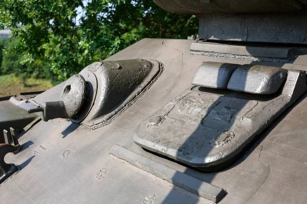 Close up de metralhadora e escotilha de metal no tanque soviético da Segunda Guerra Mundial. Foco seletivo em metralhadora — Fotografia de Stock