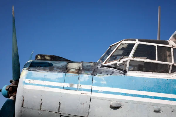 Velho avião soviético biplano Antonov AN-2 estacionado na área de exposição em museu ao ar livre. Marechal Konev Altura Memorial perto de Kharkov, Ucrânia. — Fotografia de Stock