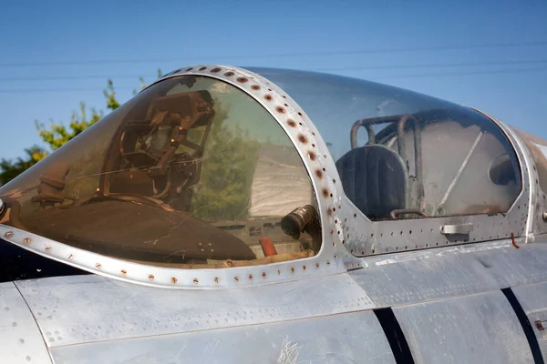 Aeronave cockpit de avião jato Aero L-29 Delfin produzido na Checoslováquia exibido no Museu da Segunda Guerra Mundial. — Fotografia de Stock