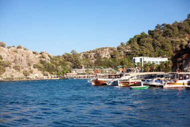 Limanı ve limanı tatil köyü, demirli turistik tekne ve gemilerle dolu. Turunc 'taki Marina. Turistleri deniz köyleri arasında taşımak için tekne taksisi.