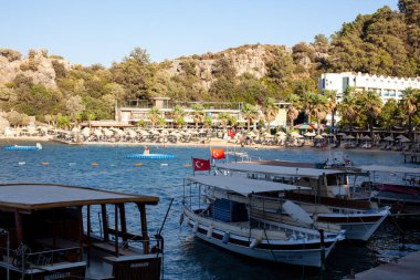 Turunc adlı küçük bir turistik köyde dağlarla ve kayalarla çevrili bir sahil. Çamurlu zevk yatıyla manzara.