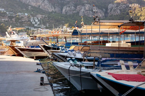 Haven en haven in resort dorp met afgemeerde toeristische boten en schepen. Marina in Turunc. Boot taxi om toeristen te verplaatsen tussen de zee dorpen — Stockfoto