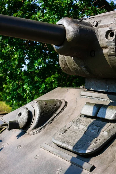 Close up de metralhadora e escotilha de metal no tanque soviético da Segunda Guerra Mundial. Foco seletivo em metralhadora — Fotografia de Stock