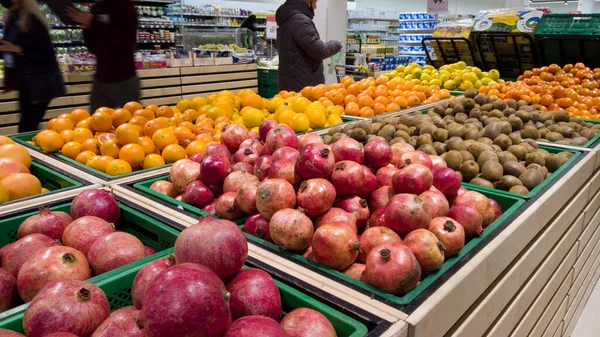 Świeże owoce na targu. Sprzedaż owoców w supermarkecie. — Zdjęcie stockowe