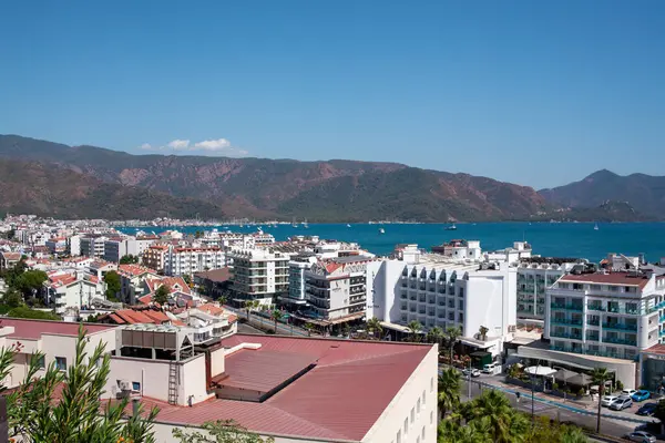 土耳其Mugla省旅游胜地Marmaris的城市景观。海岸上被高山环绕的旅游城. 免版税图库图片