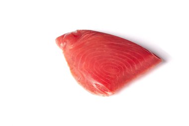 Taze ton balığı filetosu. Beyaz arka planda balık bifteği. Kırmızı balıklı biftek yalıtılmış..