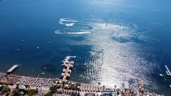 Vista aérea de una ciudad Marmaris en Turquía con playa llena de gente, día soleado. Rastros de barcos o superficie azul del mar. Drone vista de la playa con arena blanca — Foto de Stock