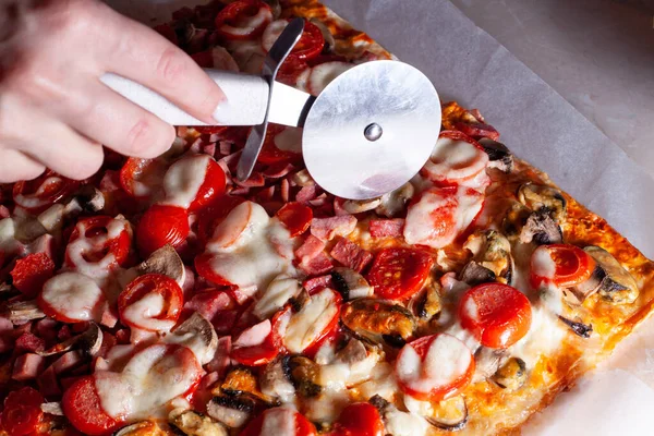피자 칼로 식탁에서 피자자르는 거. 닫아. — 스톡 사진